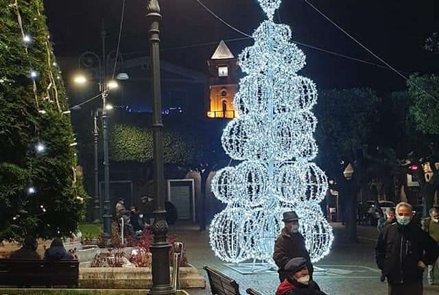 Albero-Natale-2020-Piazza-Di-Capua-Bagnoli-1