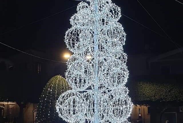Albero-Natale-2020-Piazza-Di-Capua-Bagnoli