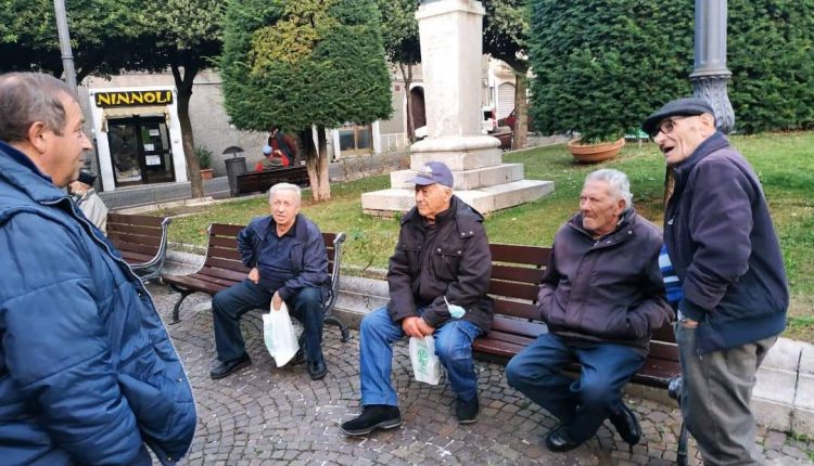 Bagnoli-anziani-in-piazza-2021